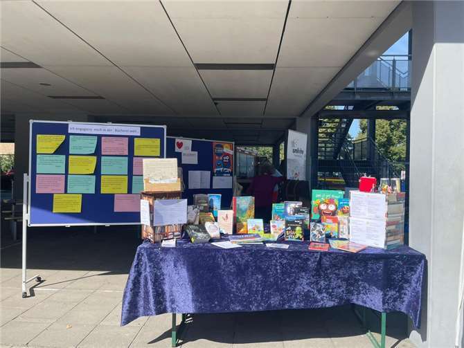An ihrem Stand auf dem unteren Schulhof der IGS informierten die Mitarbeiter und Mitarbeiterinnen gerne über ihre ehrenamtliche Arbeit.  Foto: privat