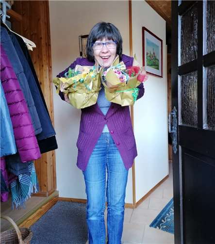 An ihren Haustüren wurden die jeweiligen Jubilare mit zahlreichen blühenden Präsent überrascht und erfreut.