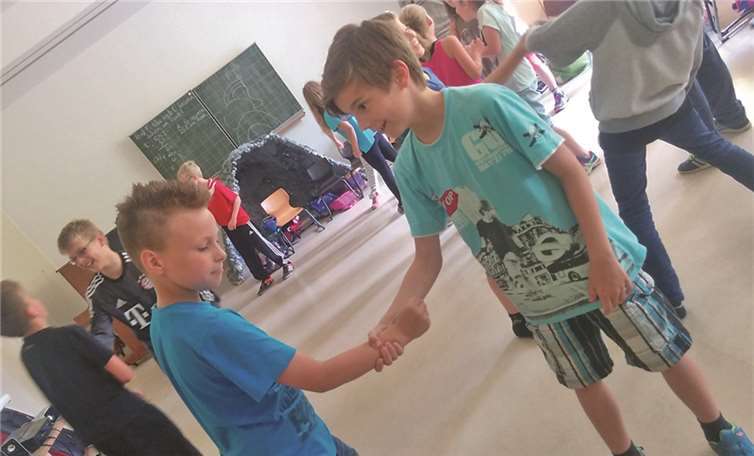 An ihren Mitschülern konnten die Schüler in Partnerarbeit die erlernten Griffe ausprobieren.privat