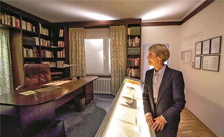 An ihrer Dauerleihgabe für das Forum, dem Original-Arbeitszimmer von Willy-Brandt, gedachte Brigitte Seebacher vor ihrem Bebel-Vortrag des anderen großen Sozialdemokraten.DL