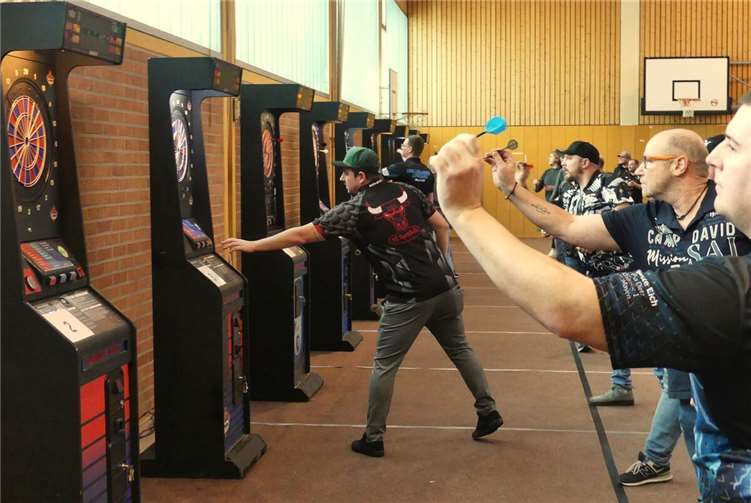 An insgesamt 10 Darts-Automaten ermittelten die Wettbewerbsaktiven ihre späteren Sieger. Fotos: TE