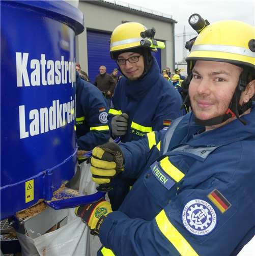 An insgesamt sieben Zapfstellen gehtdas Abfüllen der Säcke schnell von der Hand.