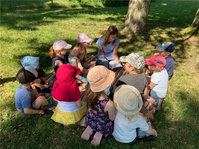 An insgesamt vier verschiedenen Stationen konnten die Kinder auf Picknickdecken Vorlesegeschichten lauschen. Hier liest Lotta aus „Kalle Komet“. Foto: