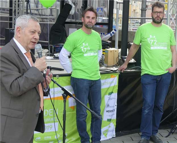 An jede der Einsatzgruppen übergab der Kreischef im Namen des Landkreises eine Finanzspritze von 500 Euro.