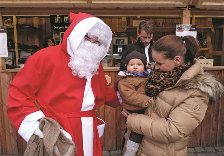 An jedem Adventsonntag erscheint um 15.00 Uhr der Nikolaus.