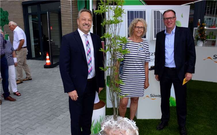 Hunderte Besucher bei der Süwag An jedem freien Raum pflanze einen Baum dachten sich wohl Bürgermeister Breithausen (li.) und Claudia Runkel und überreichten Dr. Markus Coenen ein besonderes Exemplar.HEP