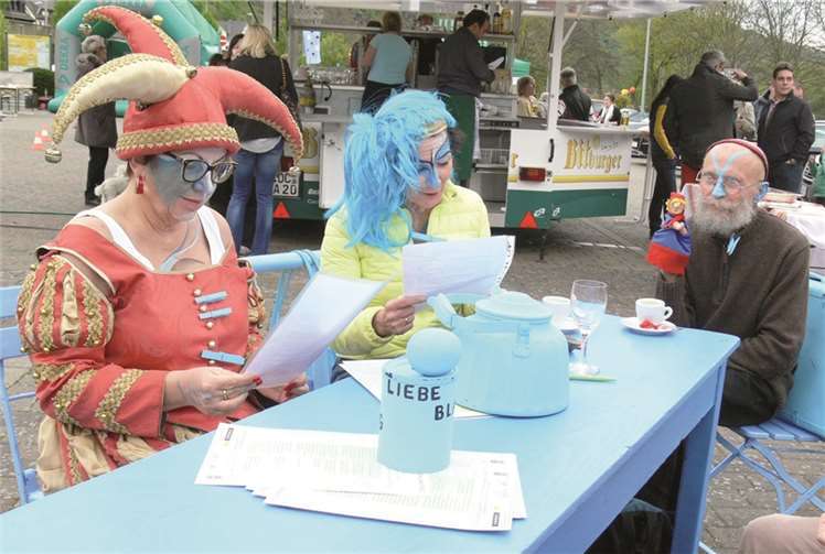 An mehreren Lesepunkten trugen verkleidete Akteure „Neue Klottener Mythen“ von Stephan Hilken vor.