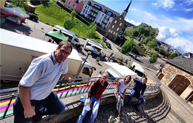 An mehreren Orten der Verbandsgemeinde sind nun bunte Bänder zu finden. Foto: privat