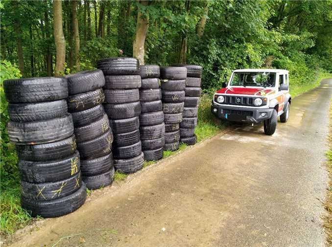 An mehreren Standorten im Westerwaldkreis wurden Altreifen illegal entsorgt. Fotos: Kreisverwaltung / Karsten Kaiser
