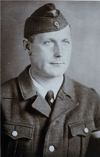 „An meinen Vater kann ich mich gar nicht erinnern. Heute denke ich oft an meine Mutter, die mit 33 Jahren ihren Mann verlor und als junge Frau ihr Leben alleine und ohne Partner meistern musste.“ Christas Vater, Christian Ockenfels, starb 1944. - Christa Frings, geb. Ockenfels *1942