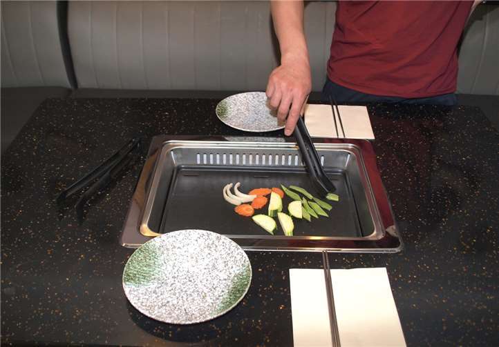 An neun speziellen Grilltischen können die Gäste ihre Fleisch- und Fischspezialitäten jetzt selbst braten.