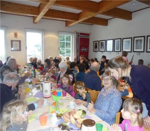 An schön geschmückten tischen saß man zusammen. Privat