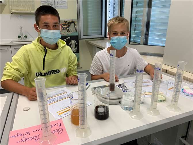An sechs Experimentierstationen konnten die SchülerInnen im Chemieraum und im Biologieraum unter Anleitung selbst experimentieren. Fotos: privat