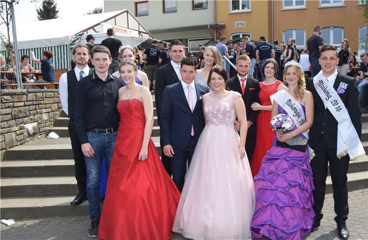 An seinem großen Tag an Christi Himmelfahrt konnte sich das Oberdreeser Maikönigspaar Matthias Ruland und Tamara Höckendorf (vorne, Mitte) über den Besuch der Königspaare aus den umliegenden Ortschaften freuen.  EICH