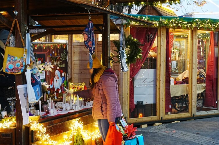 An und in den zahlreichen Knusperhäuschen wird man auf der Suche nach Weihnachtsgeschenken schnell fündig.