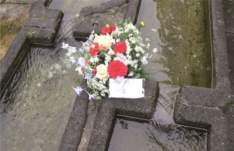An verschiedenen Plätzen in schöner Kulisse hatte „Blumen im Maifeld“ die Blumengrüße platziert.privat