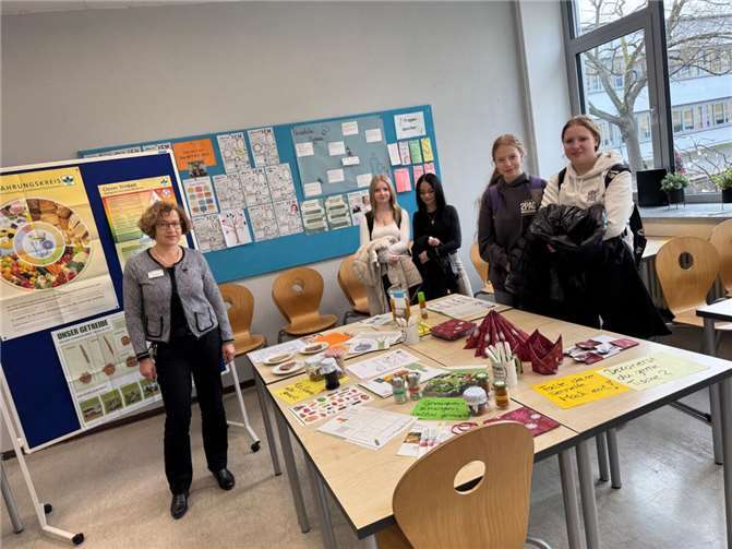 An verschiedenen Ständen konnte mehr über die Berufsgruppen erfahren werden.  Foto: Christoph Grüber