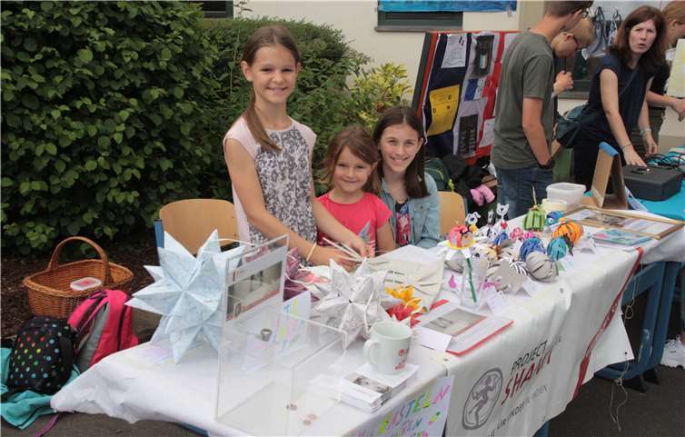 An verschiedenen Ständen präsentierten die Schüler ihre Projekte. Fotos: privat