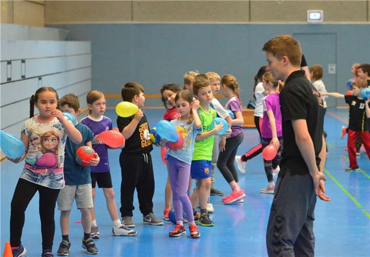 An verschiedenen Stationen lernten die Kinder spielerich den Umgang mit dem Ball.
