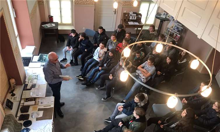 An vielen Exponaten erlebten die Schülerinnen und Schüler die Geschichte der Synagoge zum Greifen nahe. Fotos: privat