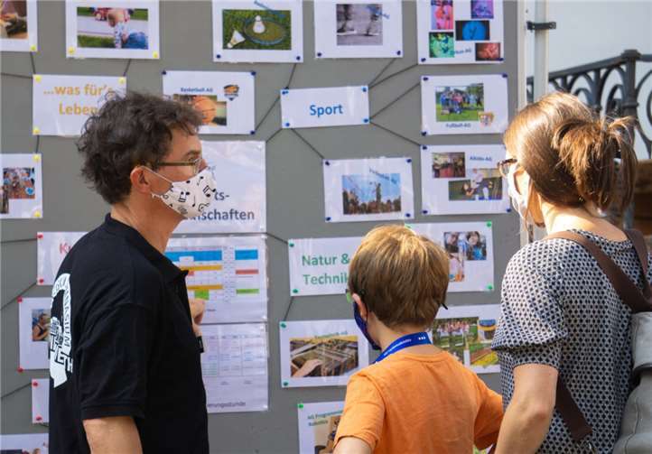 An vielen Informationsständen erhielten die interessierten Familien einen Einblick in den Nonnenwerther Schulalltag. Foto: Benjamin Arenz