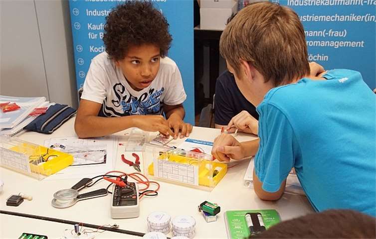 An vielen Ständen durfte nach Herzenslust getüftelt und ausprobiert werden.