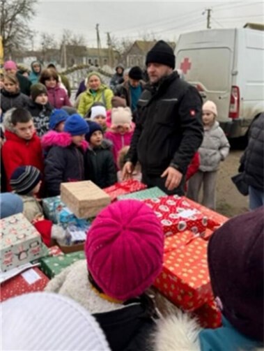 „An vier Orten zwischen Mikolajiw und Cherson warteten sie bereits auf uns – viele Kinder, viele ältere Menschen. Heute konnten wir helfen. Mit Lebensmitteln. Mit Weihnachts-päckchen. Mit einem Zeichen: Ihr seid nicht vergessen.“  Foto: Bochum-Donezk e.V