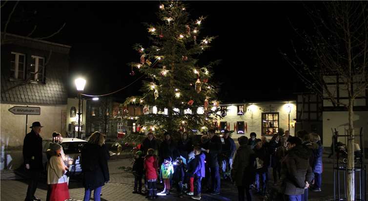 An vier Stationen wurden Adventslieder gesungen, so auch am Weihnachtsbaum in der Ortsmitte. DU
