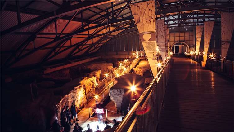 An vier Terminen können Besucher an den beliebten Fackelführungen im Römerbergwerk Meurin teilnehmen. Foto: ©2014 Zimpfer Photography