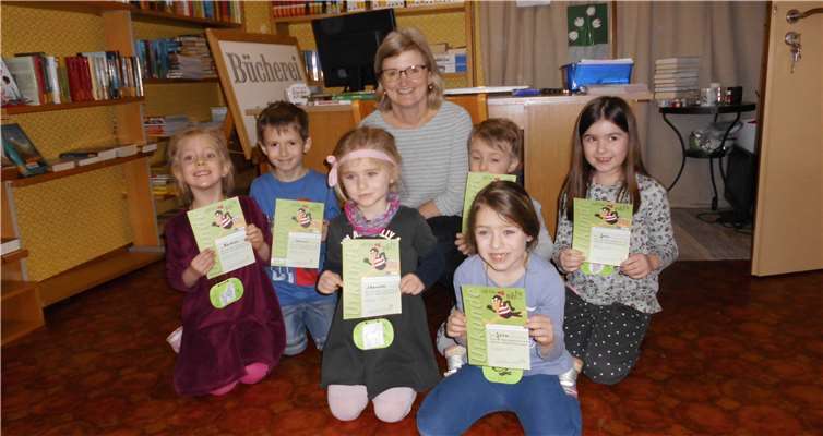 An vier Vormittagen hatten die Kinder die Bücherei besucht und dabei alles Wissenswerte rund um Bücher und Ausleihe erfahren. Ber Lohn war eine persönliche „Bib-fit“-Urkunde für jedes Kind. Foto: privat