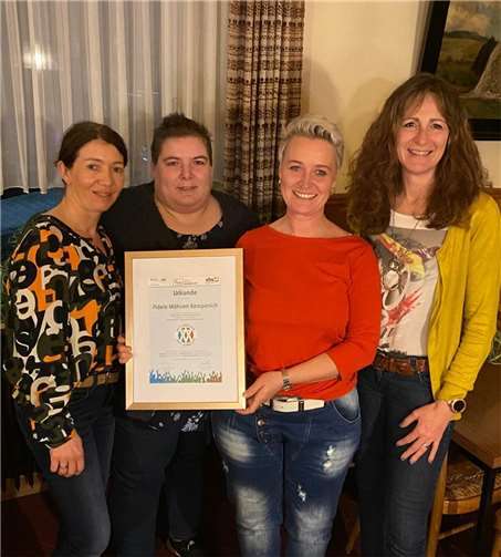 An vier Wochenenden haben die Fidelen Möhnen Kempenich e.V. mit vier Vertreterinnen zu verschiedenen Gebieten an der Weiterbildung der Ehrenamtsschule des Kreis Ahrweiler teilgenommen. Foto: privat