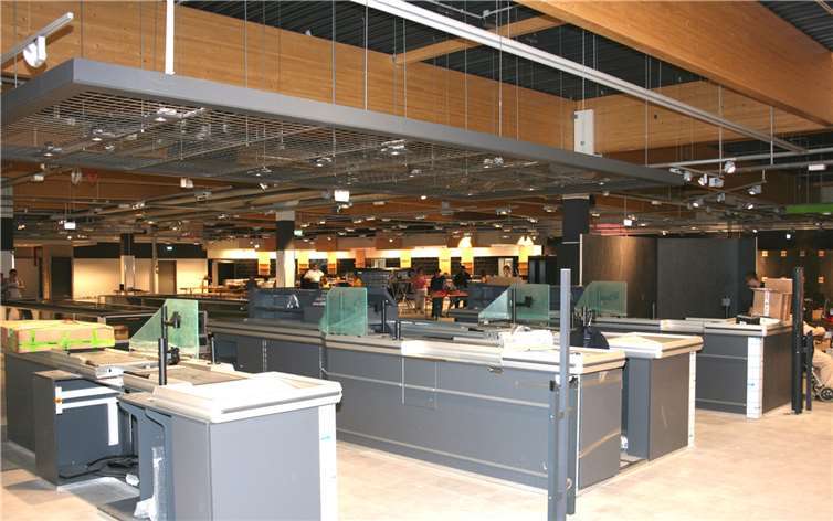 An vier modernen, großzügigen Kassenanlagen werden künftig die Kunden zur Kasse gebeten.