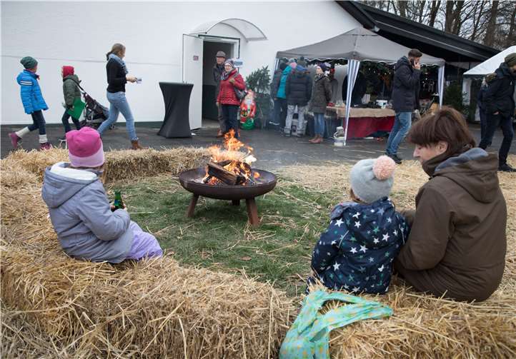An wärmenden Feuerschalen trotzte man gut eingepackt den eisigen Temperaturen.
