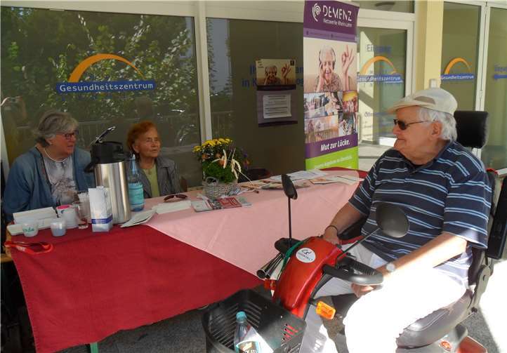 An zahlreichen Info-Ständen im gesamten Kreisgebiet standen Fachleute Rede und Antwort und hielten Informationsmaterial bereit. Demenz Netzwerk Diez-Hahnstätten-Katzenelnbogen