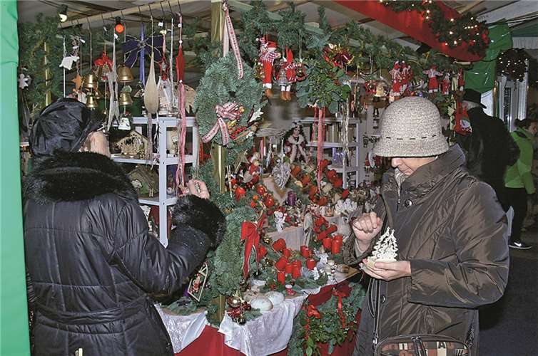 An zahlreichen Marktständen vor und im Adventszauberzelt gibt es wunderschönen Weihnachtsschmuck und tolle Geschenke zu kaufen.