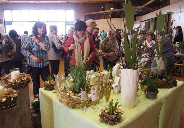 An zahlreichen Ständen hatten die Gäste Gelegenheit Frühlingsgestecke, Gartenkeramik oder Schmuck aus Edelsteinen zu erstehen.