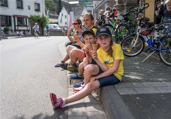 An zahlreichen Stellen entlang der Strecke haben Vereine und Gastronomen Stände mit Getränken, Grillimbiss oder Kaffee und Kuchen aufgebaut.