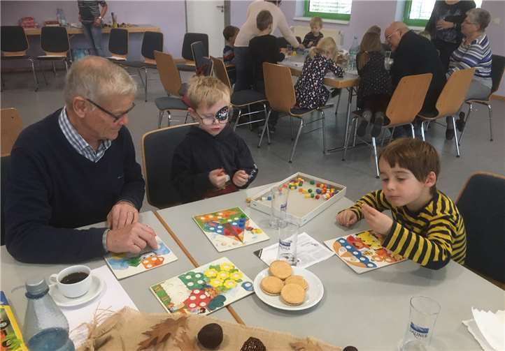 An zunächst zehn Mittwochmorgen treffen sich Kinder der Kindertagesstätte aus Löf im Bürgerraum der Sonnenringhalle mit Senioren zum gemeinsamen Singen, Basteln, Frühstücken und Gemeinschaftsspielen.Quelle: MGV Löf