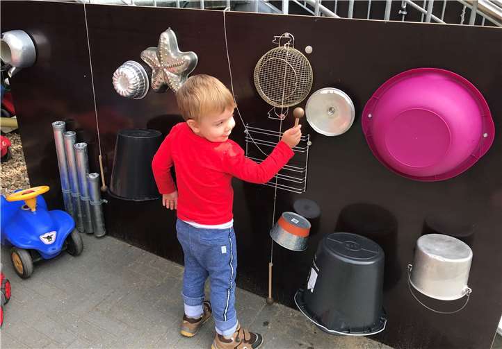 An zwei Holzwänden wurden die mitgebrachten "Zutaten" befestigt. privat