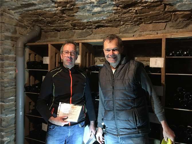 An zwei Samstagen trafen sich der Vorstand, einige Mitglieder des Fördervereins und Angehörige an der Kapelle, um Regale und Weinflaschen von Staub, Dreck und sonstigen Hinterlassenschaften zu reinigen.  Foto: privat