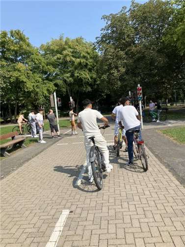 An zwei Terminen nahmen insgesamt 16 Jugendliche teil – vor allem junge Migranten, die sich in Neuwied aufhalten und aktiv am Straßenverkehr teilnehmen.  Foto: Stadt Neuwied / Simone Häußer