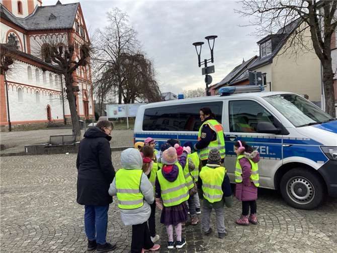 An zwei aufeinander folgenden Vormittagen gab es Besuch von Monika Schäfer, einer Beamtin der Polizei Remagen.  Foto: privat