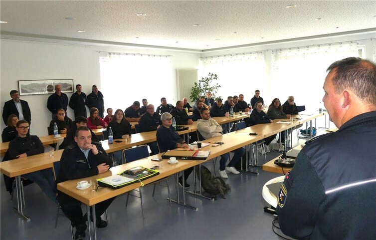 29 neue Jugendleiter qualifizieren sich für die Arbeit mit jungen Feuerwehrkräften An zwei aufeinanderfolgenden Wochenenden galt es im Bürgerhaus von Ediger-Eller an diversen Unterrichtsstunden teilzunehmen.