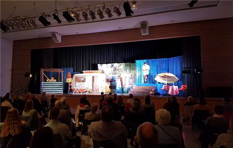 An zwei verwandelten die Darsteller die Stadthalle in einen Campingplatz. Foto: privat