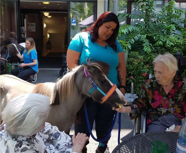 Ana Järke bringt mit ihren Therapieponys viel Freude in das Wohnstift St. Martin.Foto: privat