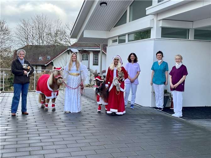 Ana Maria Järke und Felicia Maerz mit tierischer Unterstützung beim Besuch des stationären Hospiz.Foto: Dernbacher Gruppe Katharina Kasper