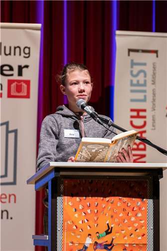 Ana las als Schulsiegerin des Meckenheimer Konrad-Adenauer-Gymnasiums grandios aus Micheal Endes Momo. Foto: F. Viola