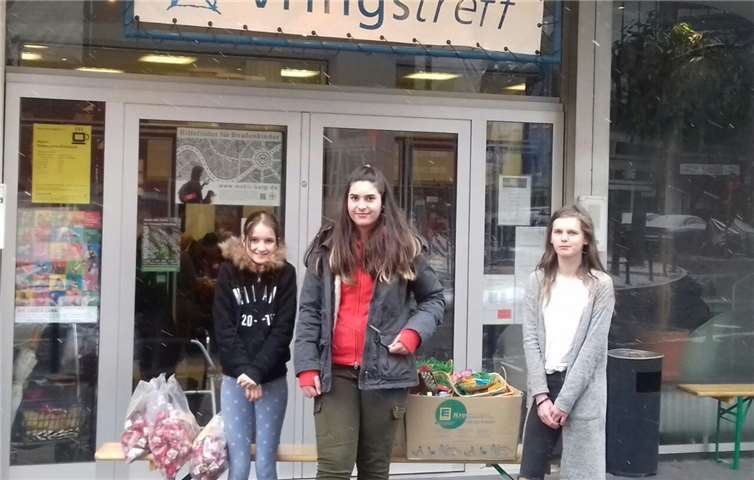 Anastasia Hahn, Fiona Ashani und Leonie Nonn (v.l.) brachten den Obdachlosen allerhand Leckereien mit.  privat