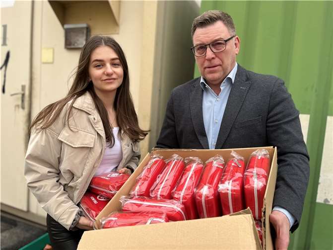 Anastasyia nimmt die Erste-Hilfe-Pakete entgegen.  Quelle: Marcel Bockisch-Ernst