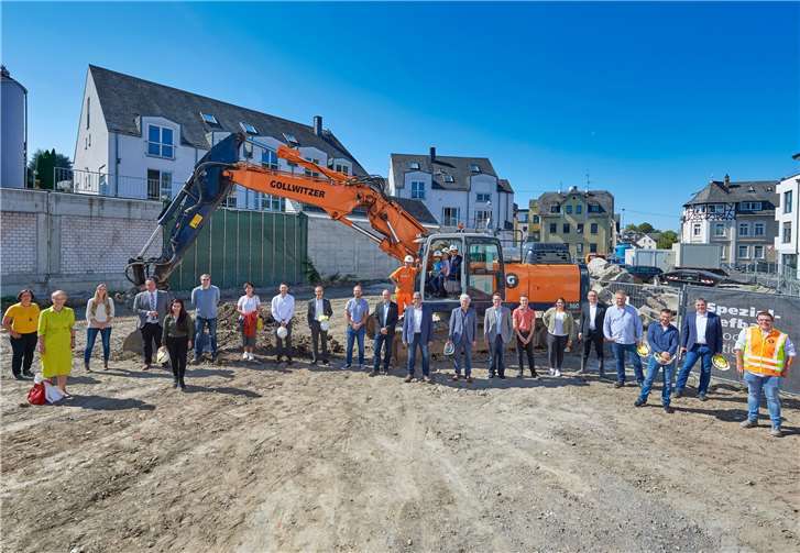Anbaggern für das Verbandsgemeindehaus: Vertreter aus Politik und Verwaltung,die Planer und die Baufirma feierten in kleiner Runde den Beginn der eigentlichen Bauarbeiten:Ab jetzt wird die Baugrube ausgehoben. Fotos: VG Montabaur / Gros Fotografie